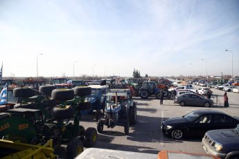 Αγρότες: Έκλεισαν και τα δύο ρεύματα κυκλοφορίας στα διόδια των Μαλγάρων