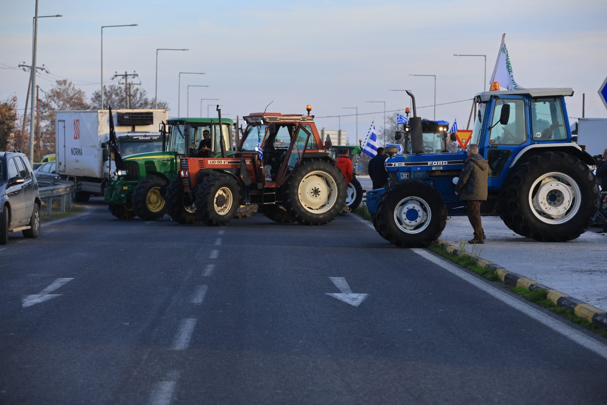 Αγροτικά μπλόκα σε όλη τη χώρα – Ουρές χιλιομέτρων από νταλίκες στα τελωνεία