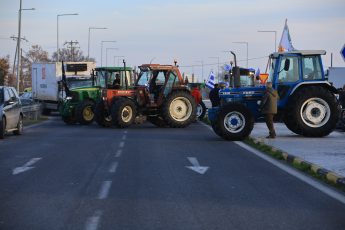 Αγροτικά μπλόκα σε όλη τη χώρα - Ουρές χιλιομέτρων από νταλίκες στα τελωνεία