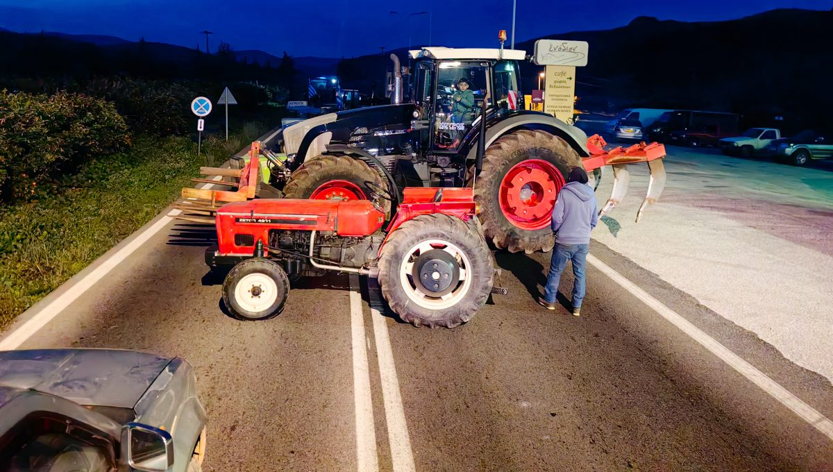 Χριστούγεννα στα μπλόκα – Εμμένουν στις κινητοποιήσεις τους οι αγρότες