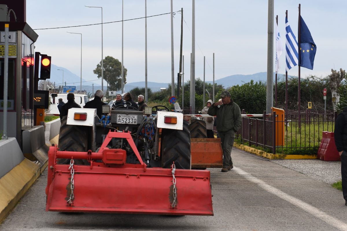 Αγροτικά μπλόκα: Συνεχίζουν τις κινητοποιήσεις – Ανοίγουν τις μπάρες σε διόδια