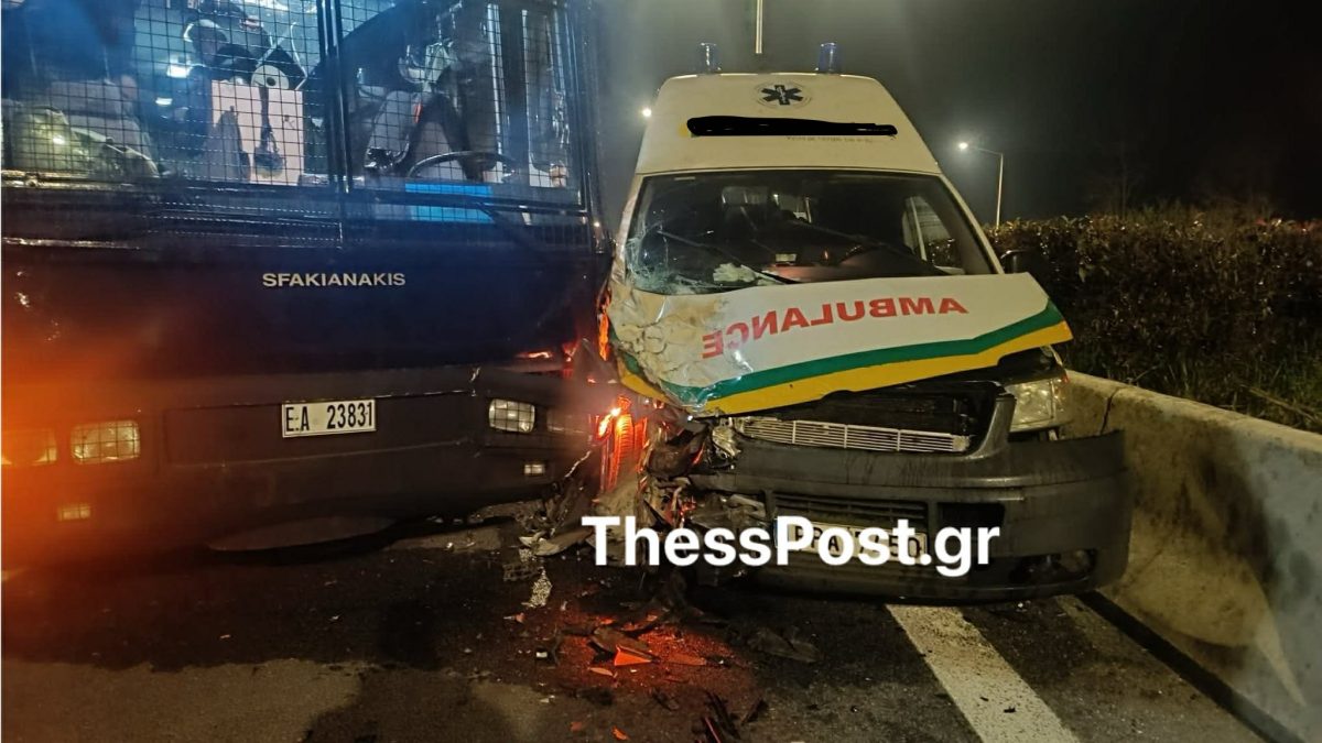 Ασθενοφόρο έπεσε πάνω σε κλούβα της ΕΛΑΣ στον Πλατύκαμπο – Τραυματίστηκαν οδηγός και συνοδηγός – ΒΙΝΤΕΟ