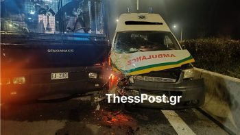 Ασθενοφόρο έπεσε πάνω σε κλούβα της ΕΛΑΣ στον Πλατύκαμπο – Τραυματίστηκαν οδηγός και συνοδηγός - ΒΙΝΤΕΟ