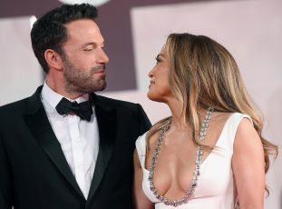 Δύο άγνωστοι στον ίδιο χώρο ο Ben Affleck και η Jennifer Lopez – H αμήχανη επανασύνδεση
