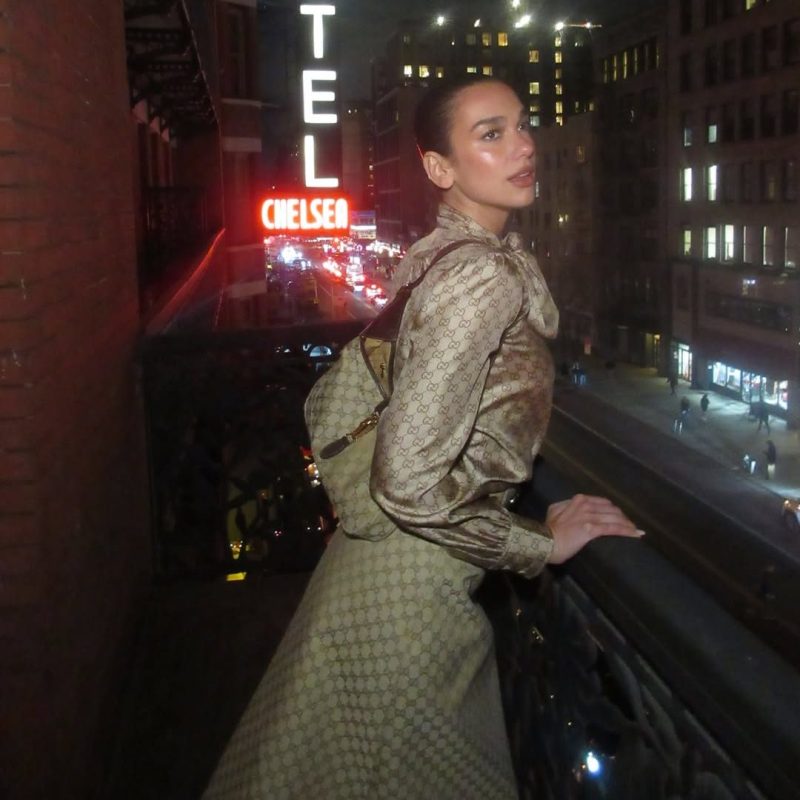 Η Dua Lipa μόλις έκανε τα ουδέτερα σύνολα την πιο σέξι τάση του χειμώνα!