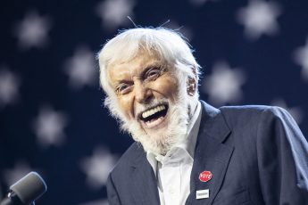Ο Dick Van Dyke έγινε 100 και αποκαλύπτει τα μυστικά της μακροζωίας του