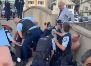 Συναγερμός στην Αυστραλία: Πυροβολισμοί στην παραλία Μπόνταϊ του Σίδνεϊ - BINTEO