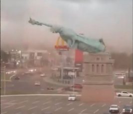 Βραζιλία: Η στιγμή που ισχυρός άνεμος γκρεμίζει αντίγραφο του Αγάλματος της Ελευθερίας - ΒΙΝΤΕΟ