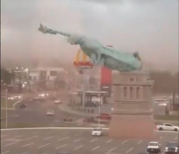 Βραζιλία: Η στιγμή που ισχυρός άνεμος γκρεμίζει αντίγραφο του Αγάλματος της Ελευθερίας - ΒΙΝΤΕΟ