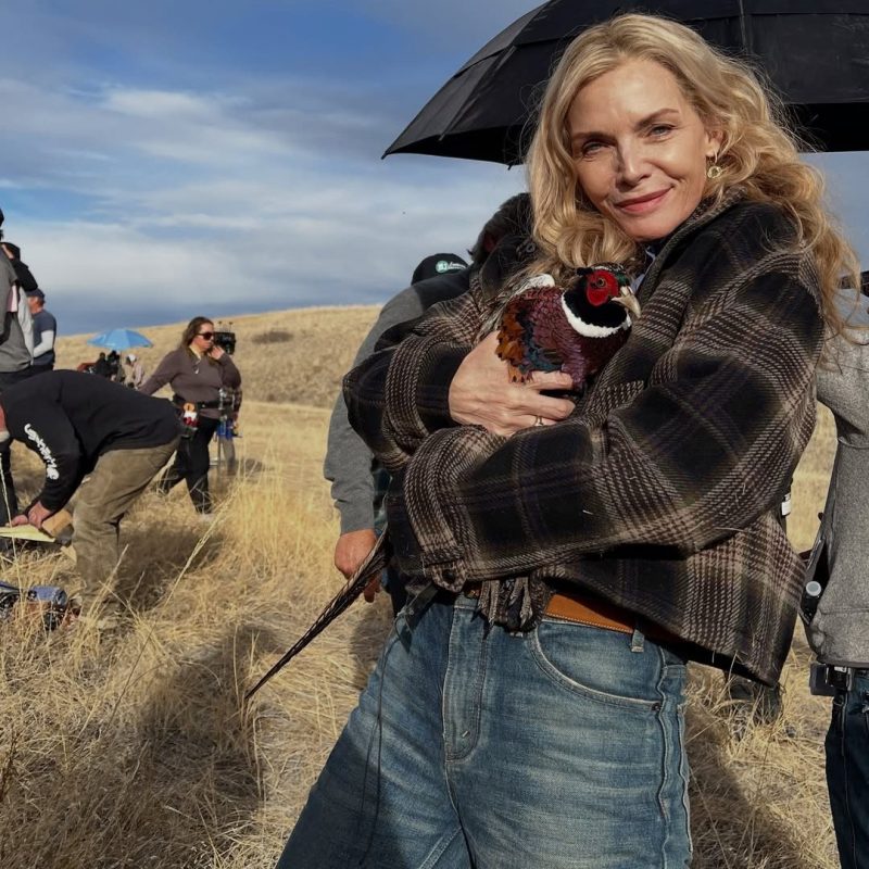 Η Michelle Pfeiffer έχει το μυστικό για άψογο στιλ με ένα σακάκι! Ιδανικό για τις γυναίκες άνω των 50