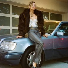 Η Miley Cyrus μάς έδειξε πώς να φορέσουμε την ψεύτικη γούνα αυτήν τη σεζόν