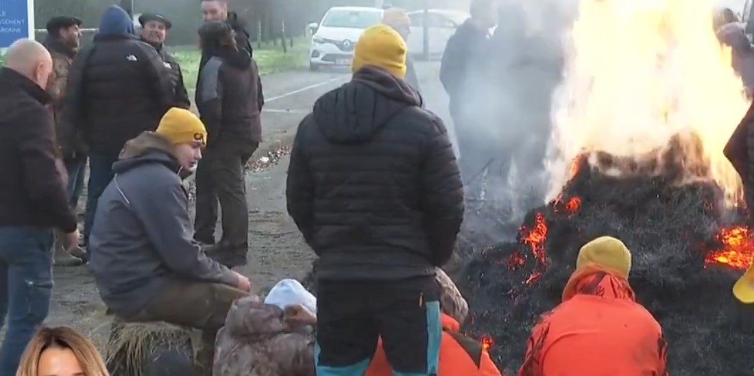 Σε αποκλεισμούς οδικών αξόνων προχώρησαν Γάλλοι αγρότες
