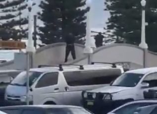 Σίδνεϊ: Πυροβολισμοί σε παραλία - Αναφορές για τραυματίες, δύο συλλήψεις - Βίντεο από την επίθεση