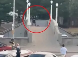 Μακελειό στο Σίδνεϊ: Ο άγνωστος ήρωας που αφόπλισε τον δεύτερο δράστη - Δέχθηκε πυρά και ξυλοκοπήθηκε επειδή τον πέρασαν για τρομοκράτη