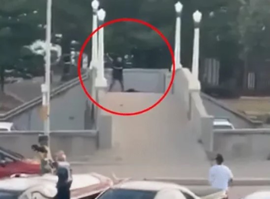 Μακελειό στο Σίδνεϊ: Ο άγνωστος ήρωας που αφόπλισε τον δεύτερο δράστη-Ξυλοκοπήθηκε επειδή τον πέρασαν για τρομοκράτη