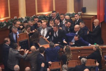 Αλβανία: Χαμός στο κοινοβούλιο με συγκρούσεις και φωτοβολίδες για την υπόθεση διαφθοράς της αντιπροέδρου - BINTEO