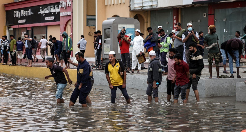 Ηνωμένα Αραβικά Εμιράτα: Σπάνια καταιγίδα προκαλεί πλημμύρες και καθυστερήσεις ή ακυρώσεις πτήσεων