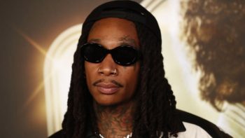 Δικαστήριο στη Ρουμανία καταδίκασε τον Wiz Khalifa σε εννέα μήνες φυλάκιση επειδή κάπνισε μαριχουάνα στη σκηνή