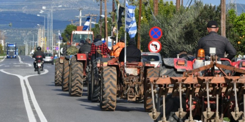 Μεσσηνία: Μπλόκο αγροτών στον αυτοκινητόδρομο στο ύψος της Θουρίας – Κλειστά και τα δύο ρεύματα