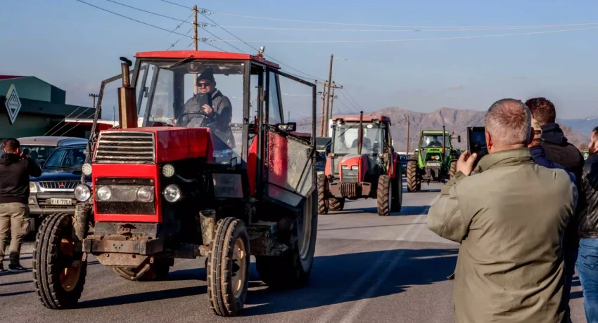 Παραμένουν στα αγροτοκτηνοτροφικά τους μπλόκα οι παραγωγοί της Δυτικής Μακεδονίας