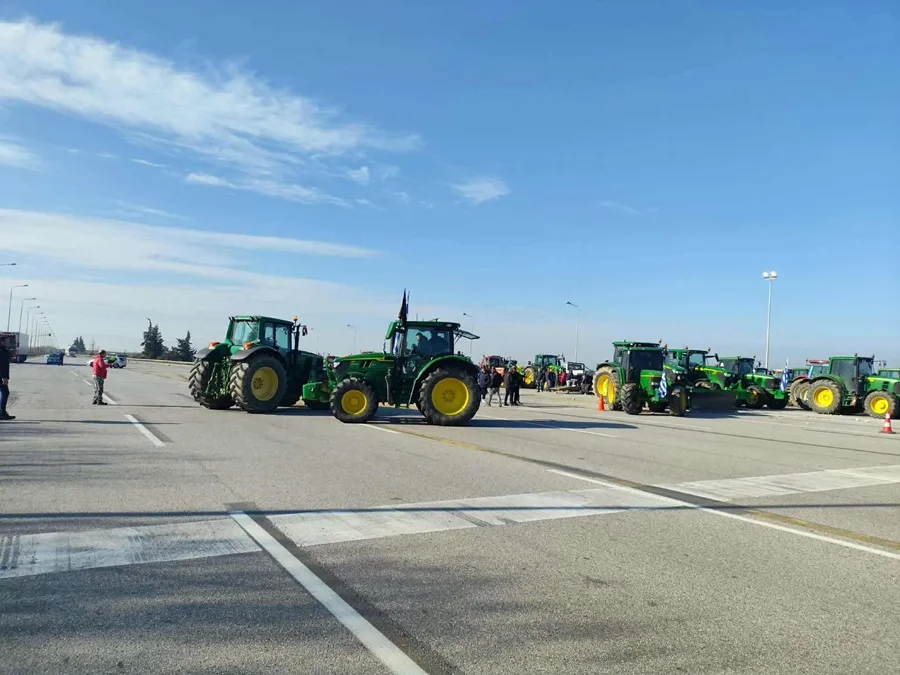 Aγροτικές κινητοποιήσεις: Σταθερά στα μπλόκα οι παραγωγοί της Β. Ελλάδας – Πού κλείνουν δρόμους