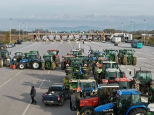 Πολύωροι αποκλεισμοί στα τελωνεία Προμαχώνα, Εξοχής, Ευζώνων και Νίκης από τους παραγωγούς