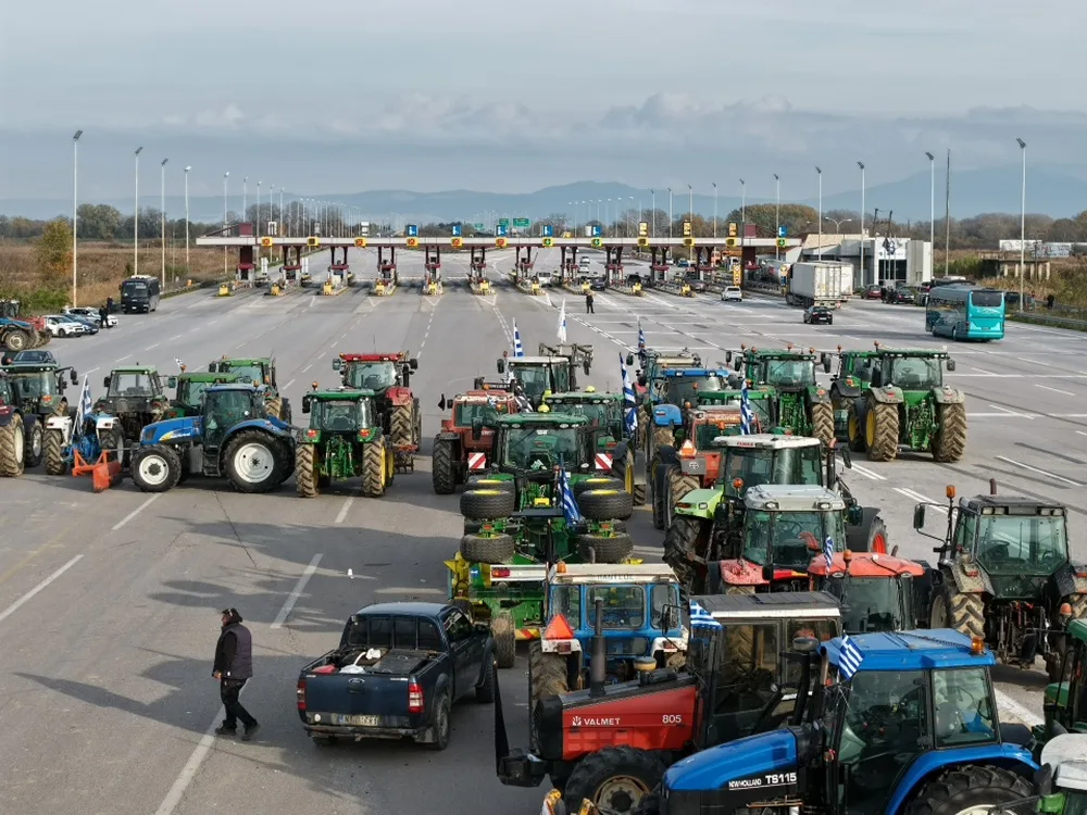 Πολύωροι αποκλεισμοί στα τελωνεία Προμαχώνα, Εξοχής, Ευζώνων και Νίκης από τους παραγωγούς