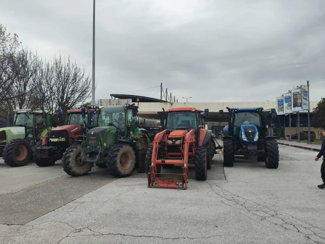 Παραμένουν στο μπλόκο του Προμαχώνα οι αγρότες – Κλειστός για φορτηγά ο μεθοριακός σταθμός