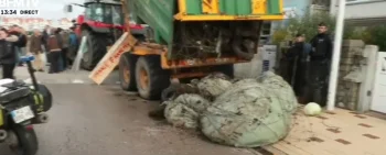 Αγροτικές κινητοποιήσεις στη Γαλλία: Έφτασαν έξω από το σπίτι του Μακρόν - Πέταξαν κοπριά, λάχανα και έβαλαν φέρετρο