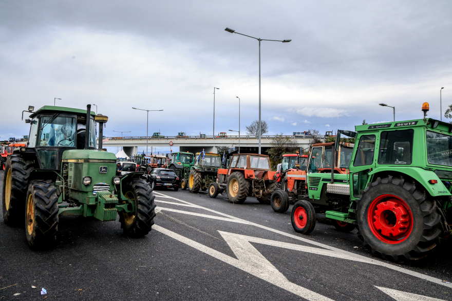 Aγρότες: Κλιμακώνονται οι κινητοποιήσεις στα μπλόκα