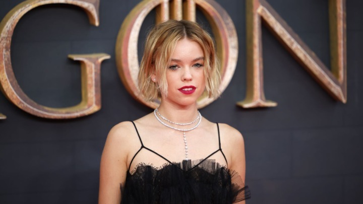 Η Μίλι ‘Αλκοκ στον ρόλο της Kara Zor-El στην ταινία «Supergirl»