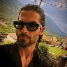 Άρης Μουγκοπέτρος: Δείχνει τα δύο πρόσθετα δάχτυλα μετά τον ακρωτηριασμό του