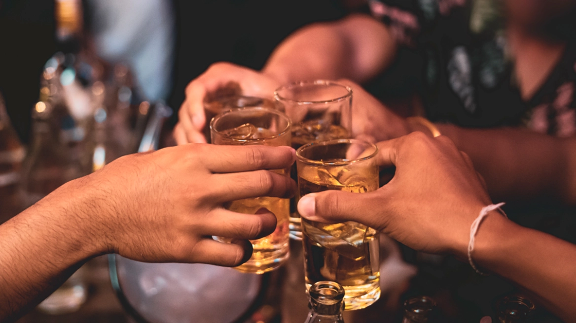 Επιχείρηση της ΕΛ.ΑΣ. σε μπαρ στον Πειραιά: 10 ανήλικοι είχαν καταναλώσει αλκοόλ, συνελήφθη ο 47χρονος υπεύθυνος