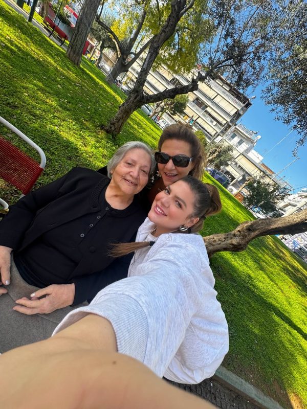 Δανάη Μπάρκα: Με τη μητέρα και τη γιαγιά της για καφέ στο Περιστέρι