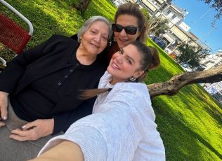 Δανάη Μπάρκα: Με τη μητέρα και τη γιαγιά της για καφέ στο Περιστέρι