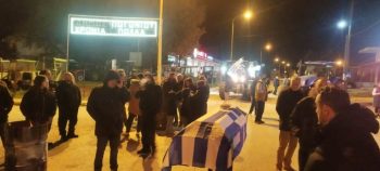 «Κάντε κάτι τώρα, πεθαίνουμε» - Οι αγρότες στο μπλόκο Καλπακίου έβγαλαν στον δρόμο φέρετρο - ΒΙΝΤΕΟ