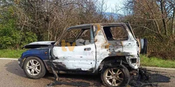 Θρίλερ στη Φωκίδα: Απανθρακωμένο άτομο βρέθηκε σε φλεγόμενο ΙΧ - Φωτιά την ίδια ώρα και στο σπίτι του