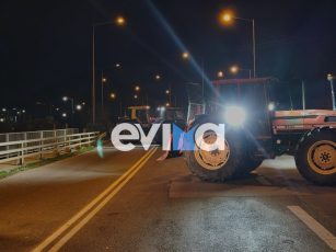 Χαλκίδα: Έκλεισαν οι αγρότες την υψηλή γέφυρα – Τι ώρα θα την ανοίξουν