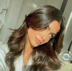 Σπυράκια τις γιορτές; Γιατί η επιδερμίδα «τρελαίνεται» αυτήν την περίοδο και πώς να τη σώσετε