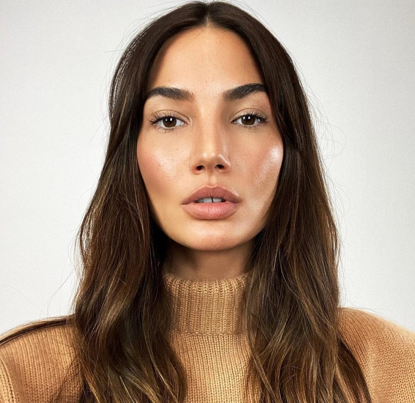 Δεν χρειάζονται πολλά προϊόντα μακιγιάζ για μία λαμπερή glowy επιδερμίδα – Αρκεί να προσθέσετε αυτό στο νεσεσέρ σας