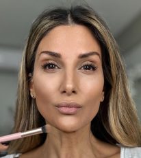 Πασίγνωστη ελληνίδα makeup artist αποκαλύπτει: Έτσι το concealer δεν «σπάει» και δεν «κάθεται» στις ρυτίδες