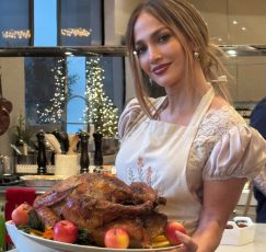 Το silver french μανικιούρ της JLo είναι η γιορτινή τάση που θα θέλετε να έχετε όλη τη σεζόν