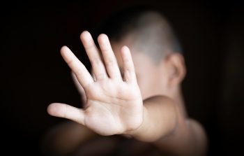 Θεσσαλονίκη: 55χρονη κατηγορείται ότι βίαζε τον γιο της οικιακής βοηθού της - Τον κακοποιούσε σεξουαλικά από την ηλικία των 9 ετών