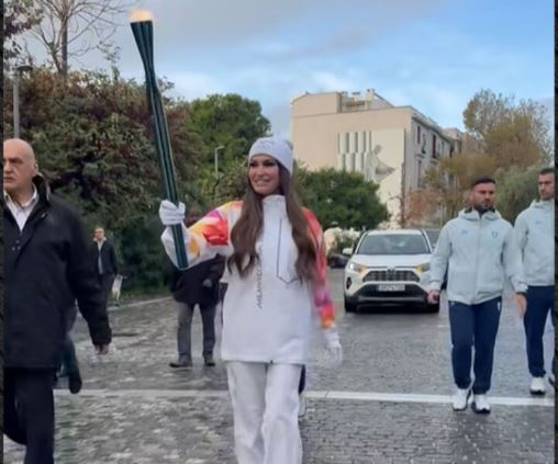 Κίμπερλι Γκιλφόιλ: Έτρεξε στη λαμπαδηδρομία για τους Χειμερινούς Ολυμπιακούς Αγώνες – ΒΙΝΤΕΟ