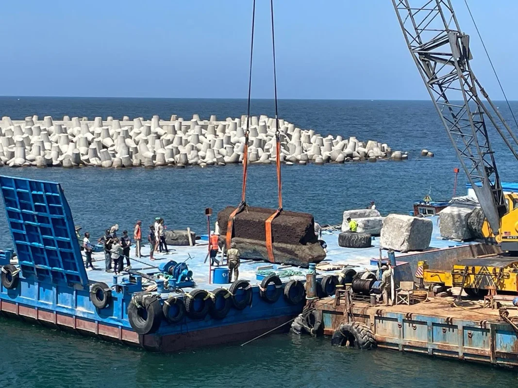 Ογκόλιθοι που ανασύρθηκαν από τη θάλασσα στον χώρο του Φάρου της Αλεξάνδρειας