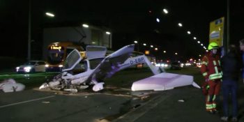 Γερμανία: Αναγκαστική προσγείωση μικρού αεροπλάνου - Πέρασε «ξυστά» από σταθμευμένα ΙΧ - ΒΙΝΤΕΟ