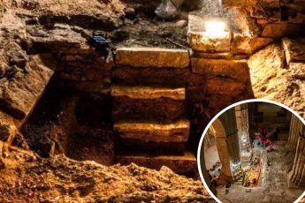 Τάφος με γυναίκες και παιδιά σφραγισμένος για 400 χρόνια: Η κρυμμένη σκάλα και ο λόγος που δεν ανοίχτηκε