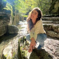 Η Χρύσα Μιχαλοπούλου αγκαλιά με τον γιο της μπροστά στο χριστουγεννιάτικο δέντρο