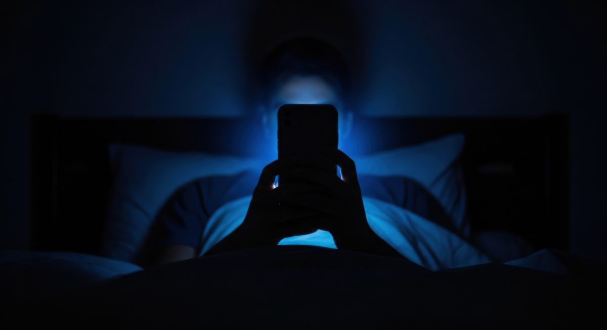 Γιατί δεν πρέπει να κοιτάτε το κινητό στο σκοτάδι – Τι μπορεί να συμβεί και πώς να προστατευτείτε