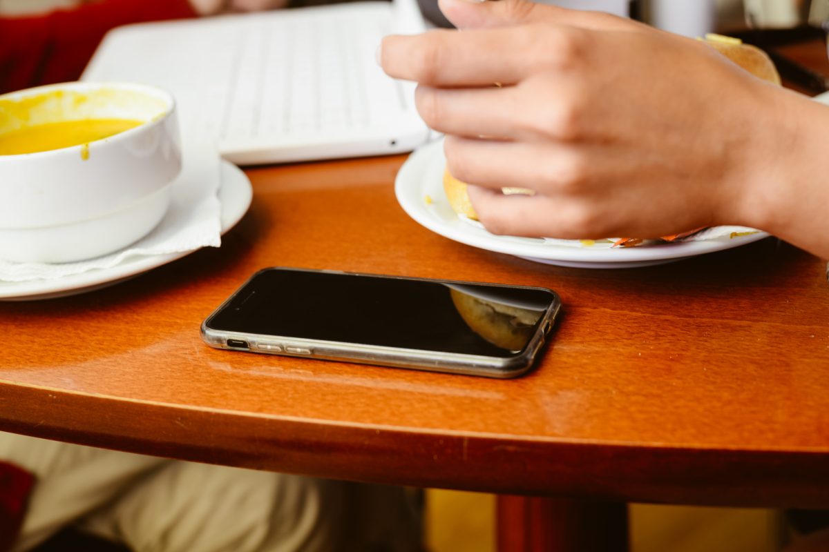 Γιατί πρέπει πάντα να είναι το κινητό σου με την οθόνη προς τα κάτω όταν το αφήνεις στο τραπέζι 